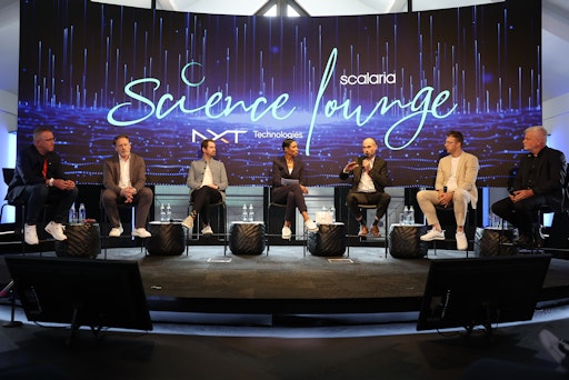 Vorschau Bild von Es diskutierten internationale Experten aus Industrie und
Technologie in der Science Lounge darüber, wie neue
Mobilitätskonzepte, innovative Luftfahrzeuge und europäische
Raumfahrttechnologien das Fliegen der Zukunft verändern könnten.