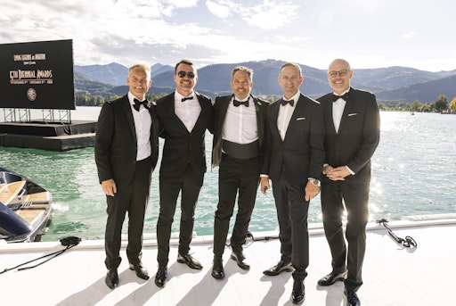 Vorschau Bild von Bei der Flugshow „Flying Emotions“ und „Flying Opera“ wurde der
Himmel über dem Salzkammergut zur Bühne für Flugkunst und Musik.
Weltrekordhalter Dario Costa zeigte mit seiner Edge 540, warum er zu
den Besten der Besten seiner Zunft gehört, The Flying Bulls
präsentierten historische Luftfahrzeuge wie die Grumman F8F-2
Bearcat, die Lockheed P-38 “Lightning” oder den kunstflugtauglichen
Hubschrauber BO-105. Peter Salzmann, Marco Füst und Marco
Waltenspiel zeigten einen gemeinsam-durchgeführten Skidive mit
Wingsuit-Foil und zwei Wingsuits.
