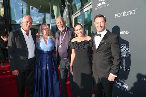 Vorschau Bild von Im Mittelpunkt standen Hollywood-Star und Gastgeber Morgan
Freeman, der gemeinsam mit seiner Lebensgefährtin Dr. Linda Keena
erschien.