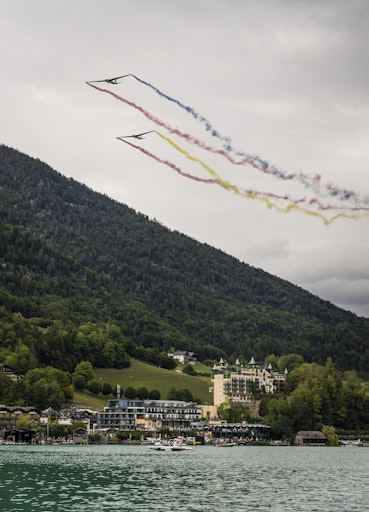 Vorschau Bild von Weltrekordhalter Dario Costa zeigte mit seiner Edge 540, warum er
zu den Besten der Besten seiner Zunft gehört, The Flying Bulls
präsentierten historische Luftfahrzeuge wie die Grumman F8F-2
Bearcat, die Lockheed P-38 “Lightning” oder den kunstflugtauglichen
Hubschrauber BO-105. Peter Salzmann, Marco Füst und Marco
Waltenspiel zeigten einen gemeinsam-durchgeführten Skidive mit
Wingsuit-Foil und zwei Wingsuits.