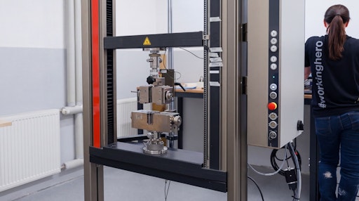 Vorschau Bild von Die neue Universalprüfmaschine im Murexin Kompetenzzentrum in
Wiener Neustadt ermöglicht Zug-, Druck-, Biege-, Schäl- und
Adhäsionsprüfungen an unterschiedlichen Materialien., KI generiert