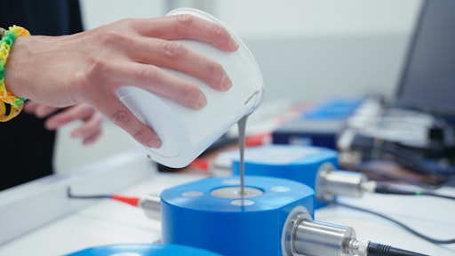 Vorschau Bild von Mit dem neuen Ultraschallmessgerät kann Murexin Abbindeprozesse
und die Festigkeitsentwicklung von Produkten zerstörungsfrei prüfen
und verfolgen.
