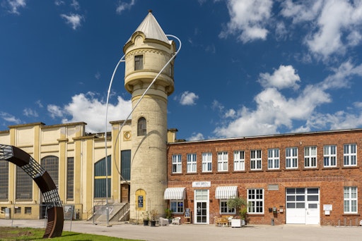Am 17. September 2026 findet am Glanzstoff-Areal die
Kunstwerkpräsentation im Beisein des Künstlers Martin Walde,
Landeshauptfrau Johanna Mikl-Leitner und Cornelius Grupp statt.