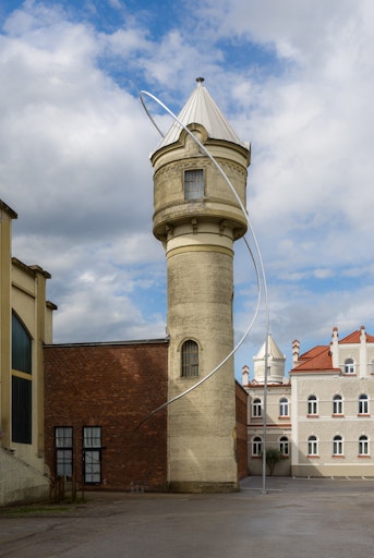 Vorschau Bild von Die „Luftlinie“ fordert uns zu einem neuen Blick auf das
Industriedenkmal heraus. Walde: „Es ist ein Spiel mit historischer
Architektur und zeitgenössischer Kunst. Und dieses Spiel ist diese
Linie.“
