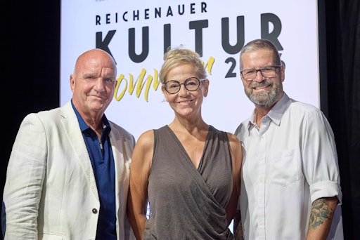 AK Niederösterreich-Präsident und ÖGB NÖ-Vorsitzender Markus
Wieser mit dem Kabarett-Duo Monica Weinzettl und Gerold Rudle.