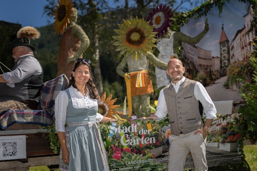 Vorschau Bild von OÖ Landesgartenschau Wels 2027 präsentierte sich gestern beim
Lammertaler HeuART-Fest mit kunstvollen Heufiguren. Im Bild:
Landschaftsplanerin Christine Dantinger und Geschäftsführer
Gottfried Struggl (beide OÖ Landesgartenschau Wels 2027)