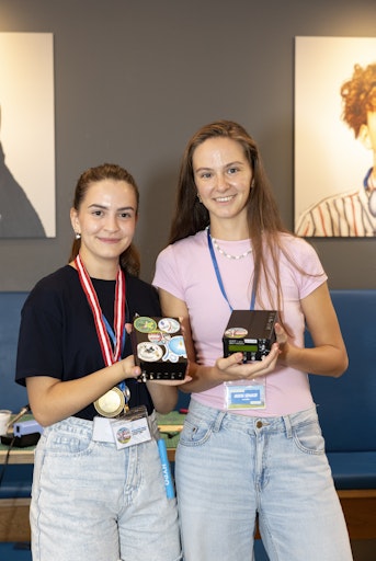 Stolz präsentieren Maria und Alexandra aus Zypern ihr
selbstgebautes Funkgerät.