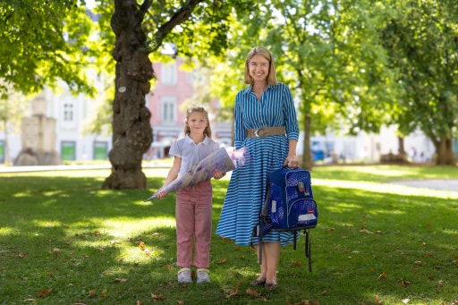 Landeshauptmann-Stellvertreterin Bildungs-Landesrätin Christine Haberlander mit Schulanfängerin Maja.