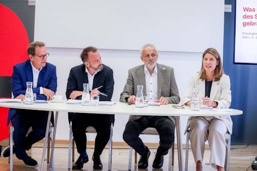 v.l.: EVN-Vorstandssprecher Stefan Szyszkowitz, Präsident Michael
Baminger, Franz Angerer, Geschäftsführer der Österreichischen
Energieagentur und Generalsekretärin Barbara Schmidt.