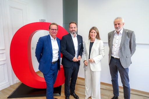 Vorschau Bild von v.l.: EVN-Vorstandssprecher Stefan Szyszkowitz, Präsident Michael
Baminger, Generalsekretärin Barbara Schmidt und Franz Angerer,
Geschäftsführer der Österreichischen Energieagentur.