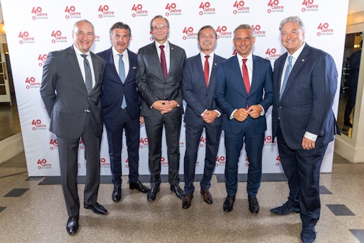 v.l.n.r.: Allwyn-CEO Robert Chvátal, Aufsichtsrats-Vorsitzender
Österreichische Lotterien Robert Zadrazil, Vorstandsdirektor Andreas
Bierwirth, Vorstandsdirektor Martin Škopek, Österreichischen
Lotterien, BM Wolfgang Hattmannsdorfer, Wirtschaft, Energie und
Tourismus und Generaldirektor Erwin van Lambaart, Österreichischen
Lotterien © Christian Mikes