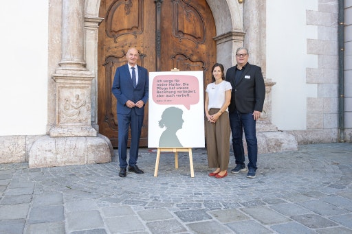 Soziallandesrat Christian Dörfel, Stefanie Weigerstorfer, stv. Leitung Caritas-Servicestelle Pflegende Angehörige, Martin Gruber, Leiter Fachbereich Betreuung und Pflege und Vorstand der Caritas OÖ.