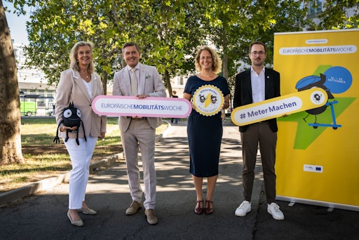 von links nach rechts: Karin Zipperer, Mitglied im Präsidium der
Mobilitätsverbünde Österreich, Mobilitätsminister Peter Hanke,
Sabine Stock, Vorständin der ÖBB Personenverkehr, Michael Kögl,
Vizebürgermeister von St. Pölten und Vorsitzender des
Städtebund-Fachausschusses Verkehr
