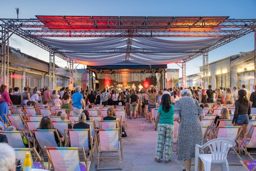 Tamara Flores performt auf der Kultursommer-Bühne beim
Nordwestbahnhof.