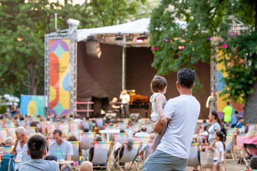 Vorschau Bild von EsRap & Marino Formenti performen auf der Kultursommer-Bühne im
Stadtpark Atzgersdorf.