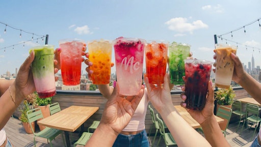 Alkoholfrei ist längst kein Plan B mehr: McDonald’s Österreich
erweitert im September 2026 mit fruchtigen Refreshern, spritzigen
Fizzern, belebenden Red Bull Energizern und cremigen
Coffee+-Specials sein Sortiment um acht neue Drinks, die zukünftig
ganztägig für mehr Abwechslung sorgen.