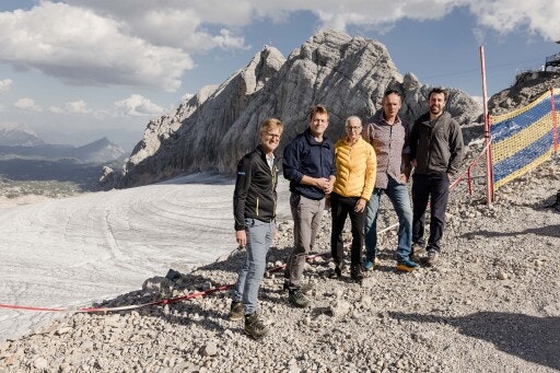 v.l.n.r: Peter Weichbold (Geschäftsführer Schladming-Dachstein), Umwelt- und Klima-Landesrat Stefan Kaineder, Andrea Fischer (Glaziologin IGF), Klaus Reingruber (Forschungsleiter Dachstein-Gletscher) und Alexander Kirchner (CTO Energie AG) am Dachstein, wo sich die Gletscher immer weiter zurückziehen.