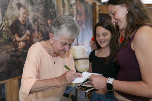 Ötzi-Finderin Erika Simon beim Autogrammeschreiben.