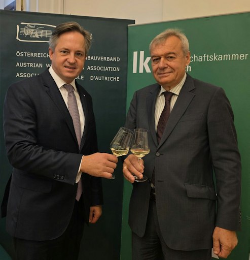 Vorschau Bild von Präsident und Direktor des Österreichischen Weinbauverbands,
Johannes Schmuckenschlager und Josef Glatt, heute bei der
Pressekonferenz zur Weinernte 2026 an der LK Österreich in Wien.
