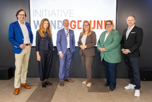 https://www.apa-fotoservice.at/galerie/40108 Im Bild v.l.n.r.:
Mag. Philipp Lindinger, Initiative Wund?Gesund! Dr.in Anna
Vavrovsky, MSc, MSJ, Gründerin und Managing Partner, Academy for
Value in Health Dir. Mag. Dr. Michael Müller, SVS, Geschäftsbereich
Leistung und Prävention Gesundheitsstaatssekretärin Ulrike
Königsberger-Ludwig Mag.a Martina Laschet, Initiative Wund?Gesund!
DDr. med. univ. Alexander Eisenmann, Health Expert, Evidenz und
Qualitätsstandards, Gesundheit Österreich GmbH