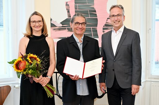 v. l. n. r.: Elisabeth Stein-Hölzl (Molden Verlag), Ralf Pasch
(Molden-Stipendiat), Matthias Opis (Molden Verlag)