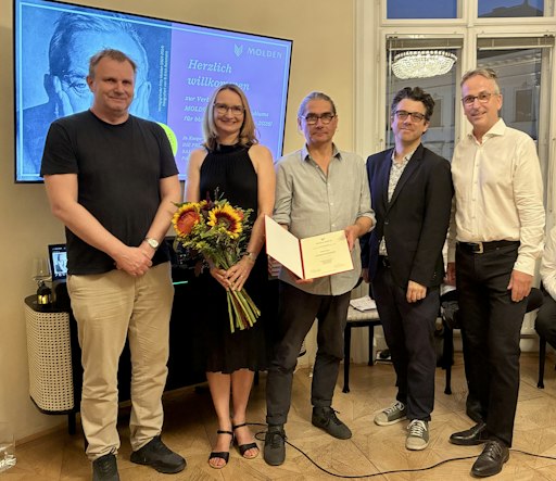 Vorschau Bild von v. l. n. r.: Günter Kaindlstorfer (Journalist und Juror),
Elisabeth Stein-Hölzl (Molden Verlag), Ralf Pasch
(Molden-Stipendiat), Johannes Kößler (Buchhändler „Seeseiten“ und
Juror), Matthias Opis (Molden Verlag)