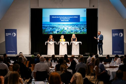 Auf der Bühne im Kloster Und in Krems diskutierten (v.l.n.r.)
Viktoria Weber (Rektorin der Universität für Weiterbildung Krems),
Bundesministerin Eva-Maria Holzleitner und Christine Böckelmann
(Direktorin Hochschule Luzern - Wirtschaft) über die Zukunft der
Hochschulgovernance, moderiert von Attila Pausits (Leiter des
Zentrums für Hochschulgovernance und Transformation der Universität
für Weiterbildung Krems).