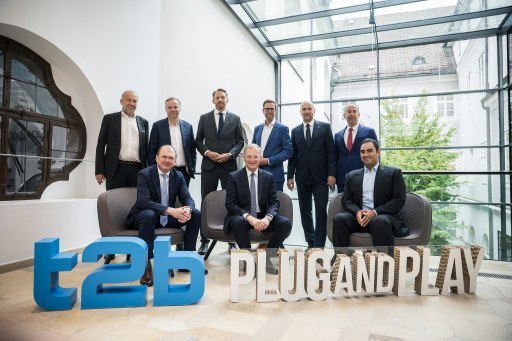 Vorne: Mag. Gerald Mayer, CFO, voestalpine AG, Landeshauptmann Mag. Thomas Stelzer, Seena Amidi, Managing Partner EMEA, Plug and Play Tech Center. Hintere Reihe: Prof. Dr. Meinhard Lukas, Mitautor der KI-Exzellenzstrategie, Harald Gindl, MBA, CFO, SWIETELSKY AG, Mag. Michael Kienberger, CFO, Primetals Technologies Austria GmbH, Ing. Christoph Knogler, MBA, CEO und Sprecher des Vorstands der KEBA Group, DI (FH) Christoph Wolkerstorfer, CTO, TGW Logistics Group, Prof. Dr. Teodoro D. Cocca, Mitautor der KI-Exzellenzstrategie.