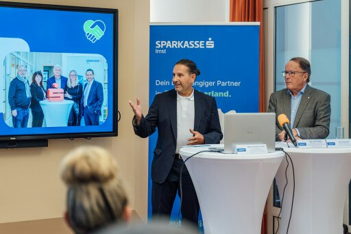 Erwin Bouvier (r.), Vorstandsvorsitzender Sparkasse Imst Privatstiftung und Christian Linser (l.), Vorsitzender des Regionalförderbeirates der Sparkasse Imst Privatstiftung, freuten sich über die vielen Einreichungen und die gemeinnützigen Siegerprojekte 2026. Gemeinsam präsentierten sie auch eine beeindruckende Zahl: Seit der Einführung des Förderpreises 2016 stellte die Sparkasse Imst Privatstiftung 398.000,- Euro an Zuwendungen zur Verfügung.