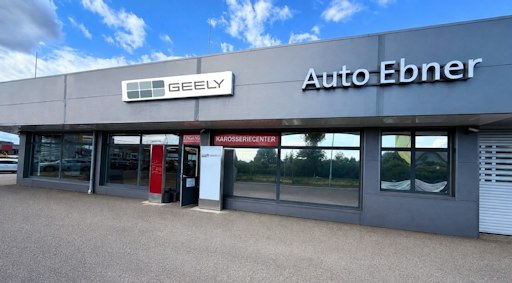 Eingangsportal Geely – Autohaus Ebner - KI bearbeitet