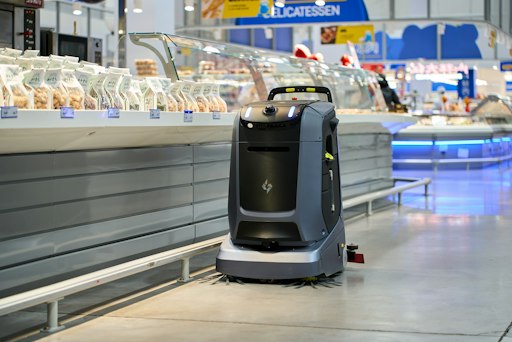 Der neue Gausium Mira: One-Pass-Reinigung wird zum Standard -
dafür sorgt eine Kombination aus Walzenbürste und zwei
Tellerbürsten. Damit ist kehren und scheuersaugen in einem
Arbeitsgang möglich.