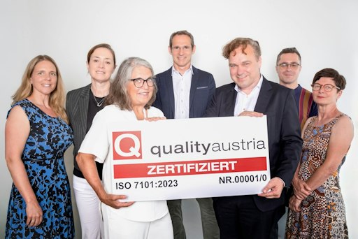 Im Bild überreicht DI Marica Pfeffer-Larsson MSc,
Branchenmanagerin Gesundheitswesen bei der Quality Austria dem
Geschäftsführer der Klinik Pirawarth Mag. Thomas Mayrandl, MBA
symbolisch das Zertifikat. Außerdem im Bild von links nach rechts:
Mag. (FH) Corinna Wittmann/QM Klinik Pirawarth, Prim. Priv. Doz. Dr.
Karin Vonbank/Ärztliche Direktorin am Standort Wien, Christian
Weber/Leitung QM, Prim. Prof. PD Dr. Stefan Seidel FEAN/Ärztlicher
Direktor Bad Pirawarth und Dijana Burger/ Pflegedirektorin Bad
Pirawarth