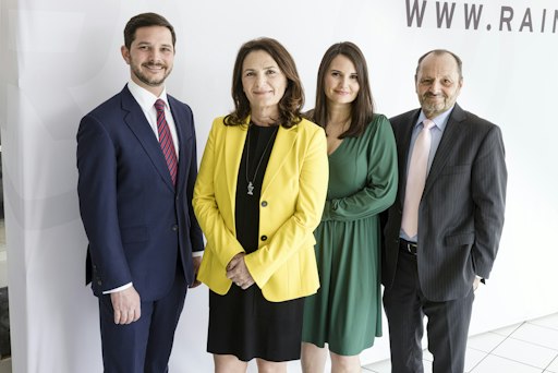 Vorschau Bild von v.l.n.r.: Maximilian Lemberger (Geschäftsführer RAINER KFZ), KR
Gabriela Lemberger (Geschäftsführerin RAINER Gruppe), Stephanie
Ernst, MMBA Msc (Geschäftsführerin RAINER KFZ), KR Prof. Burkhard
W.R. Ernst (Geschäftsführer RAINER Gruppe)