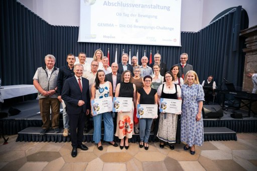 LH-Thomas Stelzer und LH-Stv. Christine Haberlander mit Vertretern der Top-3-Gemeinden der Kategorie Gemeinden mit weniger als 3.000 Einwohnerinnen und Einwohnern.