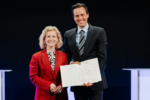 Professor Johannes Siebert (r.) mit Bundesministerin Eva-Maria
Holzleitner bei der Verleihung des Ars Docendi Anerkennungspreises