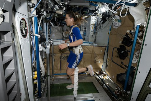 ESA-Astronautin Sophie Adenot beim EasyMotionSkin-Training auf
der ISS.
