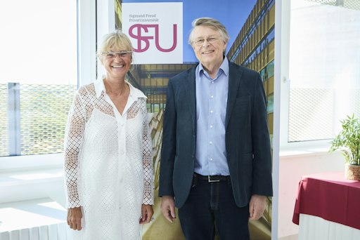 Vorschau Bild von Prof. Manuela Födinger holte sich für die Entwicklung des neuen
Studienprogramms den renommierten und international ausgezeichneten
Professor Olle ten Cate ins Team.
