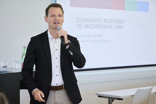 Vorschau Bild von Prof. Dr. Bernhard Jäger ist Studiengangsleiter im Master
Humanmedizin der SFU und unterstützte Frau Prof. Födinger in der
Entwicklung des neuen innovativen Curriculums.