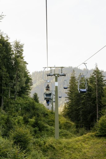 Vorschau Bild von Mit dem Kaiserlift - einer der letzten Einersessellifte
Österreichs - schwebt man in gut 30 Minuten entschleunigend ins
Kaisergebirge hinauf.