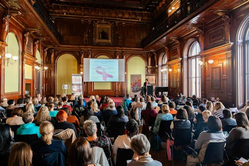 Beim BdA-Kongress treffen sich Ordinationsassistent:innen aus
ganz Österreich zum fachlichen Austausch und zur praxisnahen
Fortbildung.