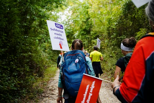 Wanderer*innen bei "Gehen gegen Gewalt" von FRAUEN FÜR FRAUEN.
Tag 2: Am Weg von Großrußbach nach Niederhollabrunn