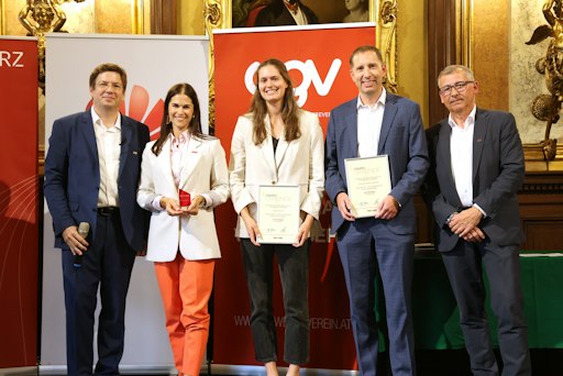 Vorschau Bild von (v.l.): Martin Szelgrad (Report Verlag), Eva Maria Wurzer und
Elisa Heitzinger (Saubermacher) mit Markus Clabian (AIT) und
eAward-Partner und Juror Martin Graser (Bundesrechenzentrum)