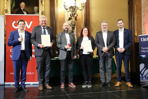 Vorschau Bild von (v.l.): Martin Szelgrad (Report Verlag), Reinhard Schmid (BMI),
Bernhard Kohn, Verena Serini und Bernhard Strobl (AIT) mit Laudator
Benjamin Schulz (Stadt Wien)