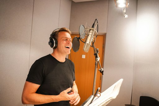 Stefan Kaineder hat den Jingle persönlich im Tonstudio
eingesungen.