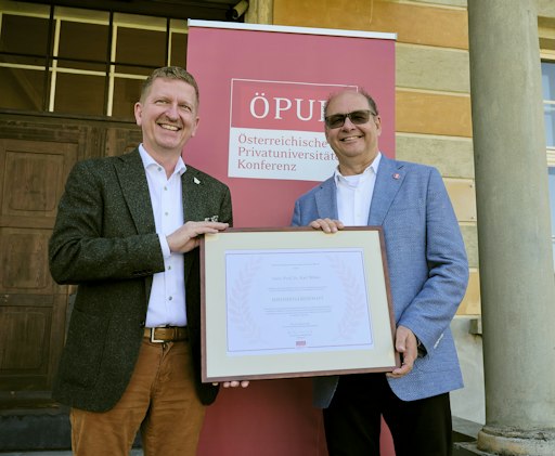 Überreichung der Ehrenmitgliedschaft durch ÖPUK Vorsitzenden
Martin Rummel an Ehrenmitglied Karl Wöber