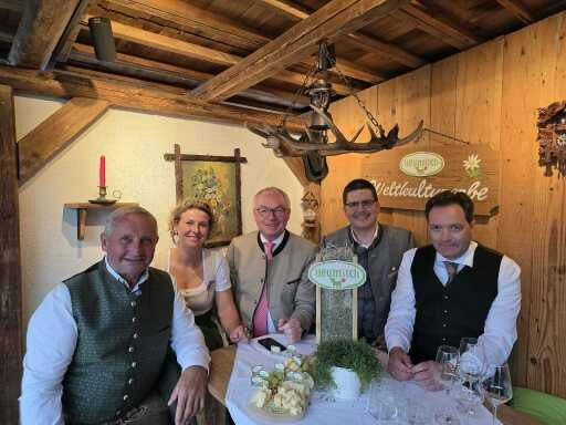 V. l. n. r.: Karl Neuhofer, Obmann der ARGE Heumilch Österreich; Christine Schwarzenberger, Obfrau der ARGE Heumilch Salzburg, Oberösterreich und Kärnten; Dr. Stephan Pernkopf, Landeshauptfrau-Stellvertreter von Niederösterreich und Landesobmann des Niederösterreichischen Bauernbundes; Ing. Lorenz Mayr, Vizepräsident der Landwirtschaftskammer Niederösterreich, Vorsitzender des AMA-Verwaltungsrats und Aufsichtsratsvorsitzender der AMA-Marketing; Mag. Norbert Totschnig, Bundesminister für Land- und Forstwirtschaft, Klima- und Umweltschutz, Regionen und Wasserwirtschaft.