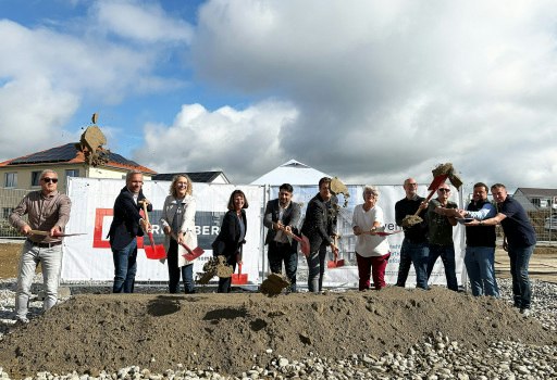 Vertreter aus Politik, Stadtverwaltung, Rhomberg Bau GmbH sowie Wurm Gesamtplanung freuten sich mit Bürgermeister Dirk Bastin (2. v. l.) über den Spatenstich für das neue Bauprojekt des Eigenbetriebs Städtische Wohnungen.