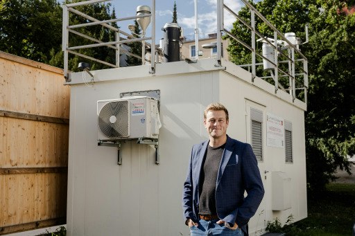 Landesrat Stefan Kaineder ruft die oberösterreichischen Volksschulen dazu auf, die Luftmessstationen im Land künstlerisch zu gestalten.