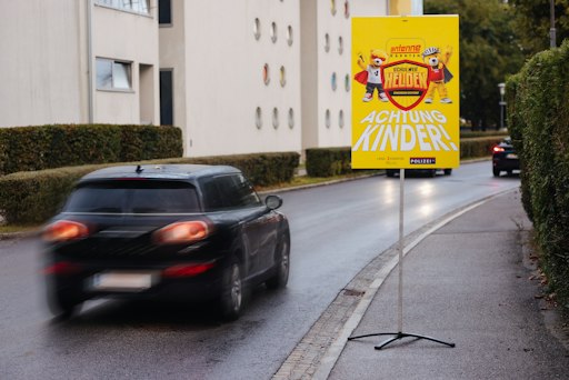 Vorschau Bild von Mehr Aufmerksamkeit zum Schulstart: Die „Antenne Schulweg-Helden“
machen Verkehrsteilnehmer direkt im Straßenraum auf Kinder am
Schulweg aufmerksam.