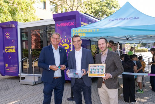 https://www.apa-fotoservice.at/galerie/40128 Curiosity Cube von
MERCK (v. l.): - Georg Papai, Bezirksvorsteher für den 21. Bezirk -
Prof. DDr. Matthias Gauly, Rektor Veterinärmedizinische Universität
Wien - Chris Neff, Geschäftsführer Merck Österreich